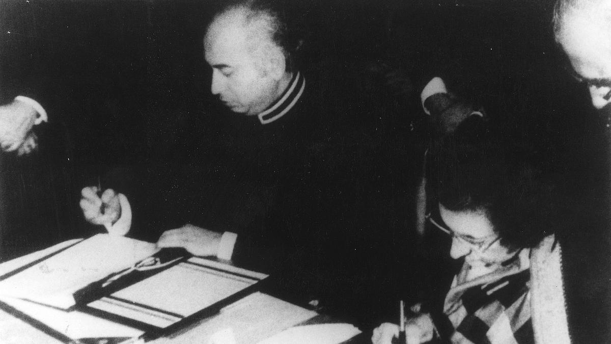 Former Indian Prime Minister Shrimati Indira Gandhi and former Pakistan President Shri Z.A. Bhutto signing the historic Simla Agreement on bilateral relations on July 3, 1972. | Photo Credit: PIB